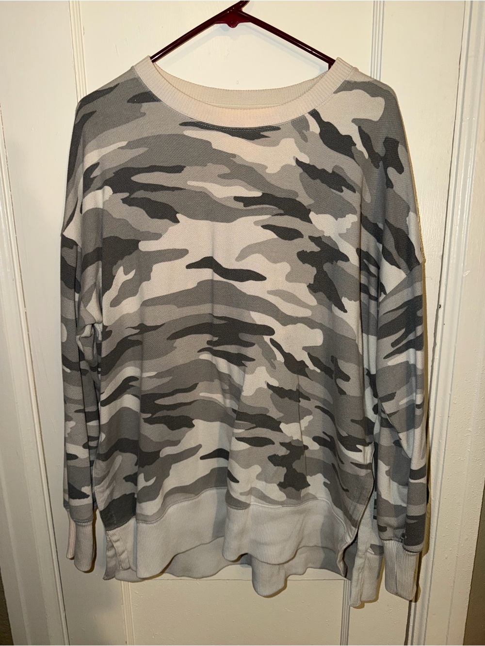 aerie Women’s Oversized Gray Camo Crewneck Sweater. Good condition. Size M